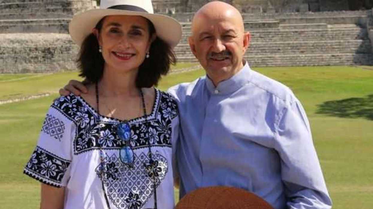 captan-a-carlos-salinas-de-gortari-bailando-al-ritmo-de-selena