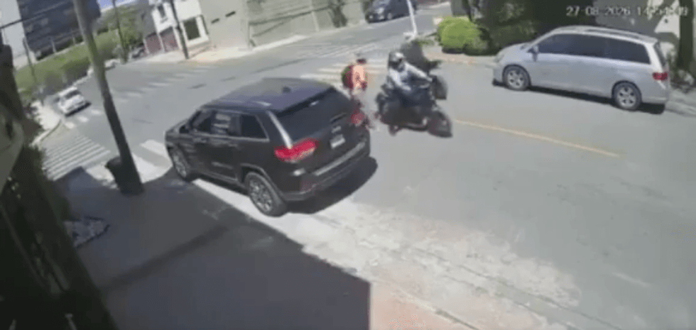 Captura de video de vigilancia muestra a los agresores huyendo en motocicleta tras el asalto armado en San Pedro, Nuevo Le\u00f3n