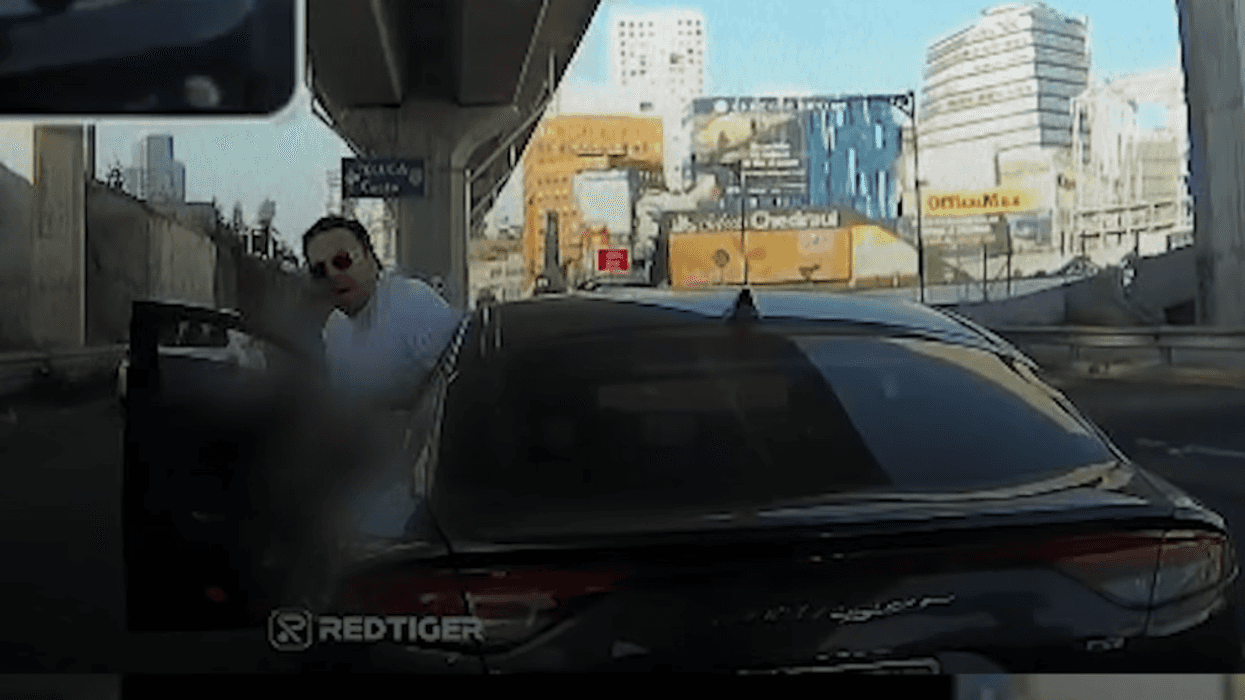 Captura de video del momento en que el agresor armado de Santa Fe desciende de un Kia Stinger y dispara contra una camioneta en CDMX