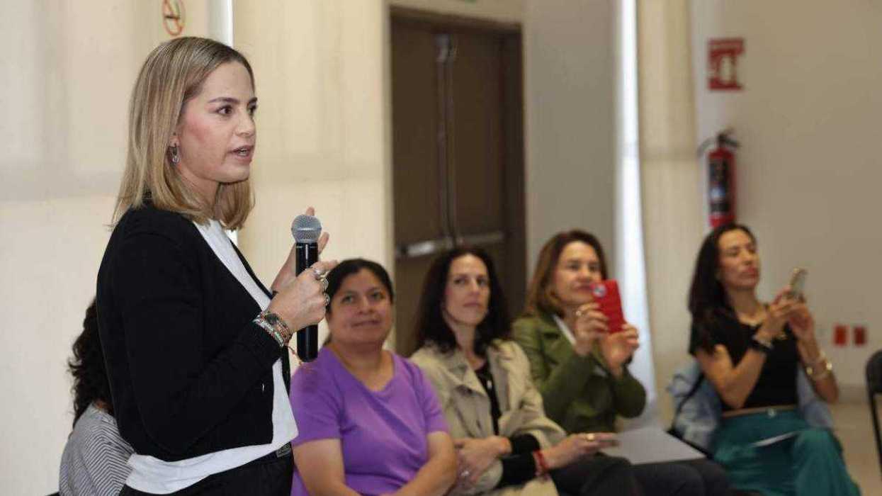Car Herrera de Kuri, presidenta del DIF Querétaro, entrega diplomas a voluntarias de la Casa de la Mujer en reconocimiento a su labor educativa con 1,192 usuarias.