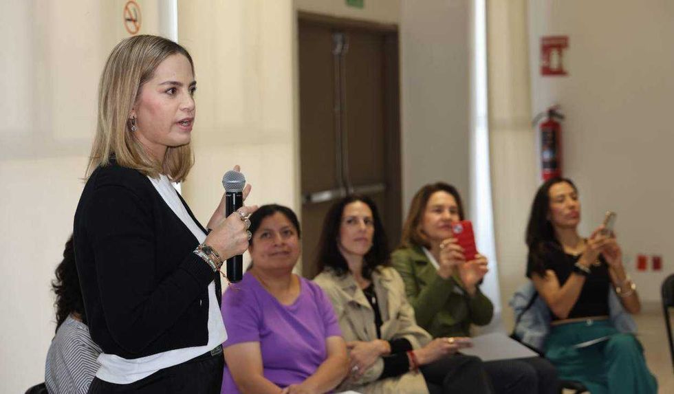 Car Herrera de Kuri, presidenta del DIF Querétaro, entrega diplomas a voluntarias de la Casa de la Mujer en reconocimiento a su labor educativa con 1,192 usuarias.