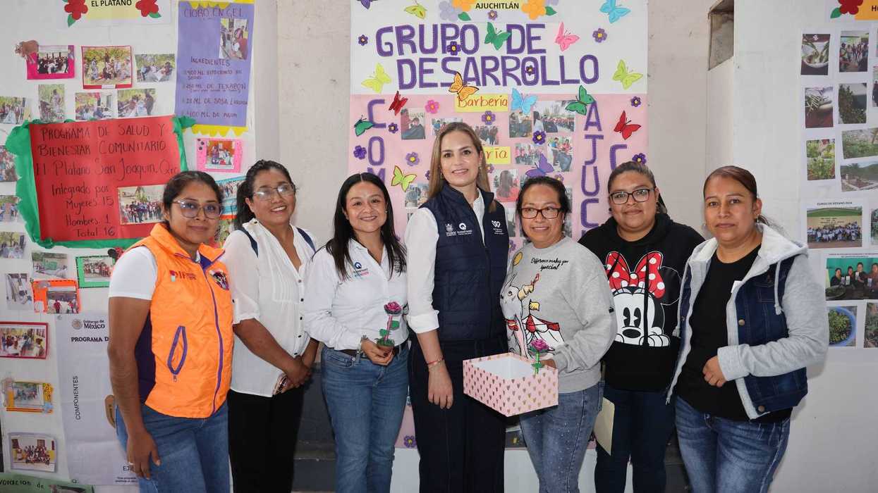 Car Herrera de Kuri sostiene arreglo floral artesanal durante el Tercer Encuentro Regional de Grupos de Desarrollo Comunitario en Peñamiller, Querétaro, 2026