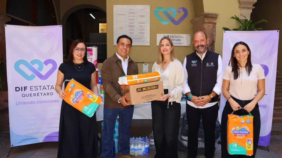 Car Herrera de Kuri y funcionarios del SEDIF reciben donativos para la colecta a favor de Venezuela