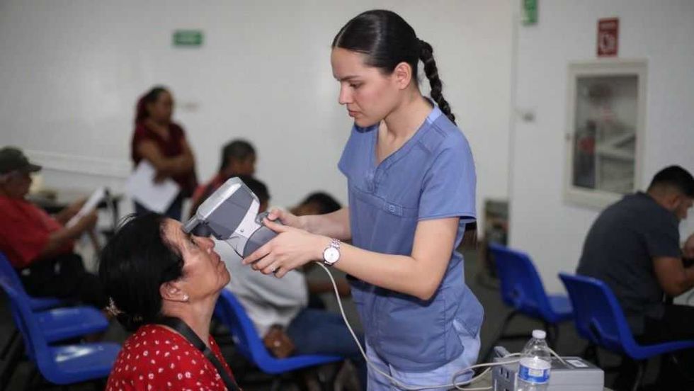Car Herrera supervisa jornada de cirugías de cataratas.