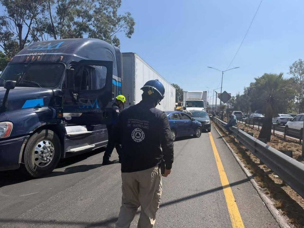 Carambola de cinco veh\u00edculos incluidos dos tractocamiones en carretera M\u00e9xico-Quer\u00e9taro altura Cimatario Quer\u00e9taro