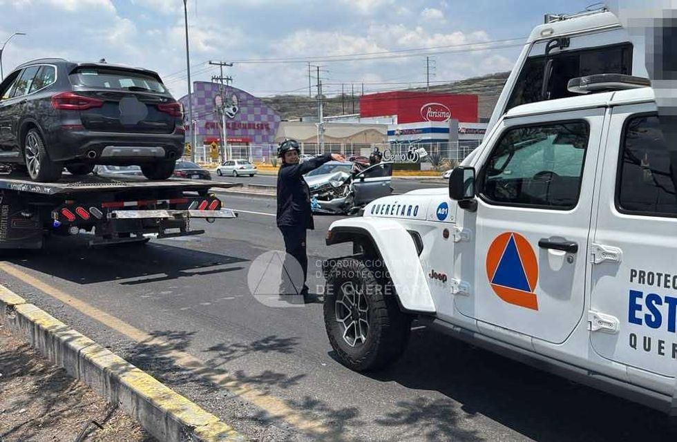 Carambola de cuatro veh\u00edculos y una gr\u00faa de plataforma sobre Paseo de la Rep\u00fablica en colonia Jurica, Quer\u00e9taro capital