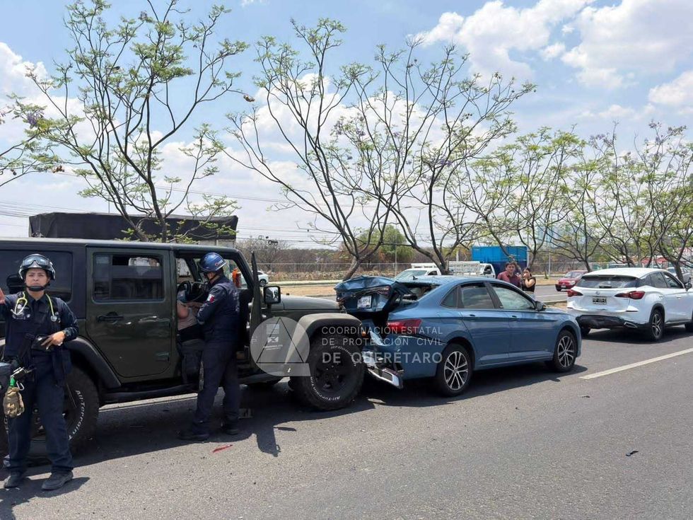 Carambola de cuatro veh\u00edculos y una gr\u00faa de plataforma sobre Paseo de la Rep\u00fablica en colonia Jurica, Quer\u00e9taro capital