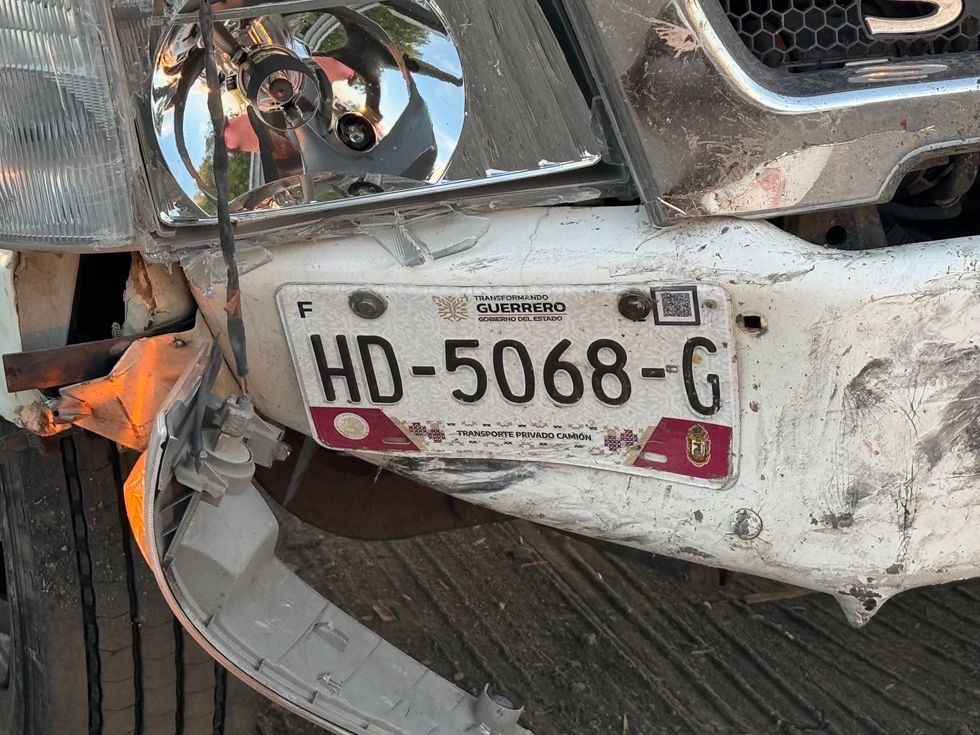 Carambola de tres veh\u00edculos en el kil\u00f3metro 160 de la autopista M\u00e9xico-Quer\u00e9taro a la altura de San Juan del R\u00edo, Quer\u00e9taro