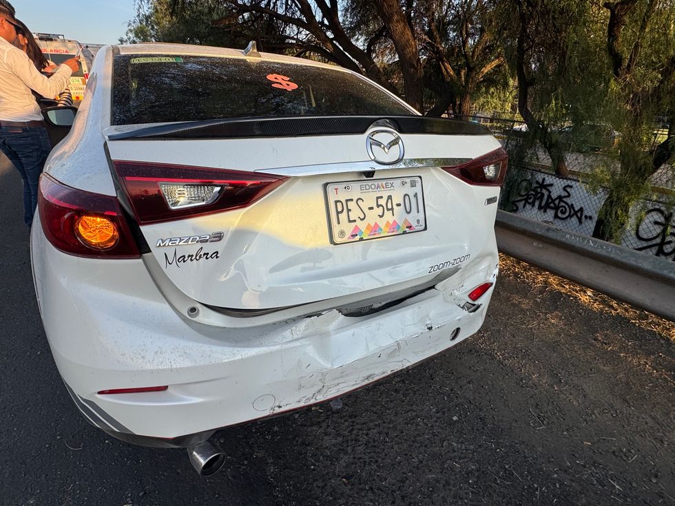 Carambola de tres veh\u00edculos en el kil\u00f3metro 160 de la autopista M\u00e9xico-Quer\u00e9taro a la altura de San Juan del R\u00edo, Quer\u00e9taro