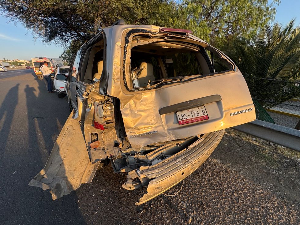 Carambola de tres veh\u00edculos en el kil\u00f3metro 160 de la autopista M\u00e9xico-Quer\u00e9taro a la altura de San Juan del R\u00edo, Quer\u00e9taro