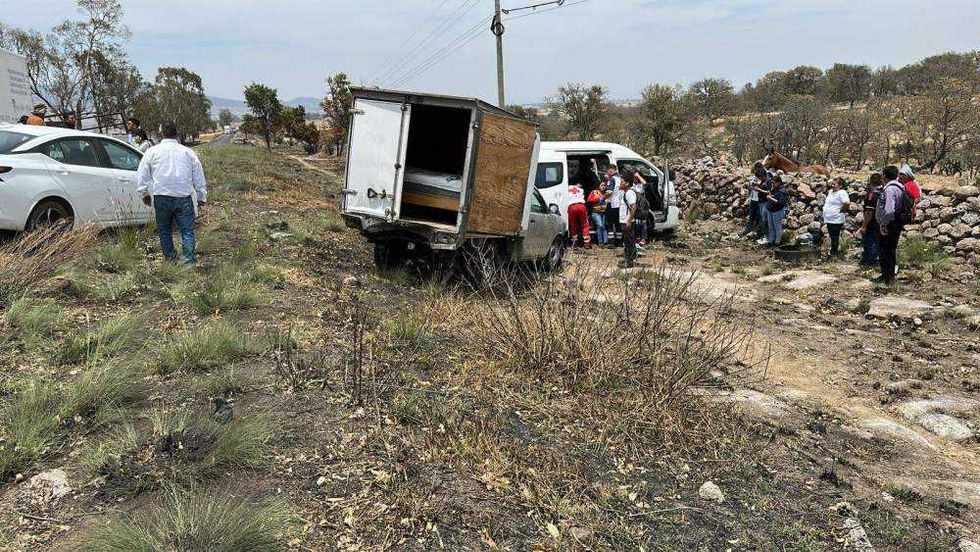 Carambola en carretera federal 120 por incendio de pastizal.