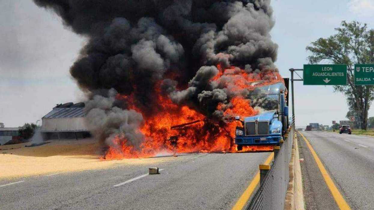 Carambola en la autopista a Guadalajara deja unidades incendiadas. Foto: Redes Sociales.