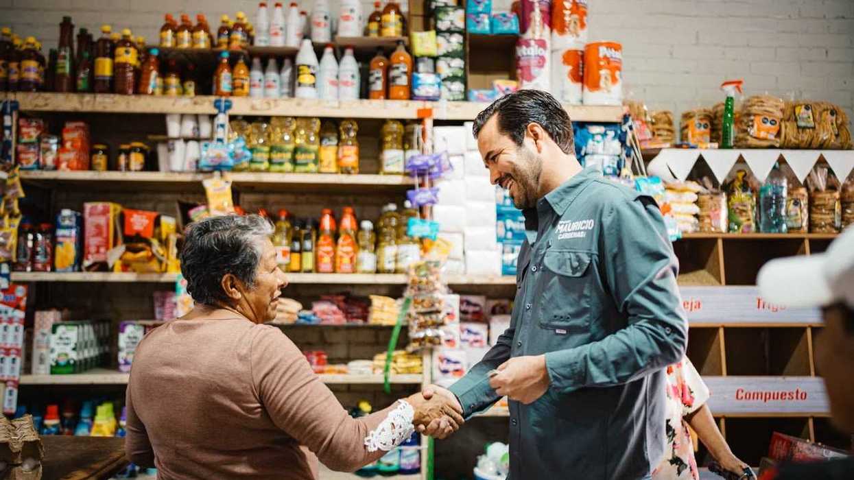 Cárdenas Palacios presenta su segundo informe legislativo a comerciante en tienda de Querétaro, agosto 2026.