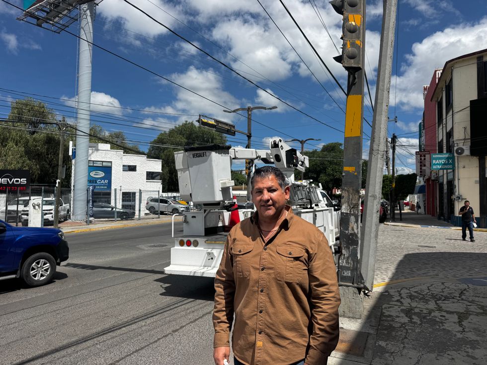 Carlos Molina, director de mantenimiento y proyectos especiales de San Juan del R\u00edo, durante trabajos de semaforizaci\u00f3n en el municipio.