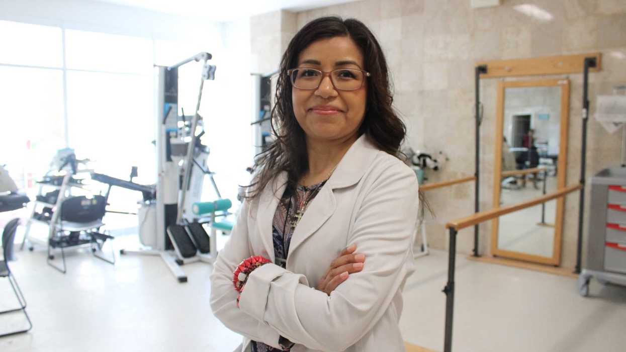 Carolina Tapia Arredondo, jefa de Medicina Física y Rehabilitación del HGR No. 2 del IMSS, en sala de rehabilitación del hospital