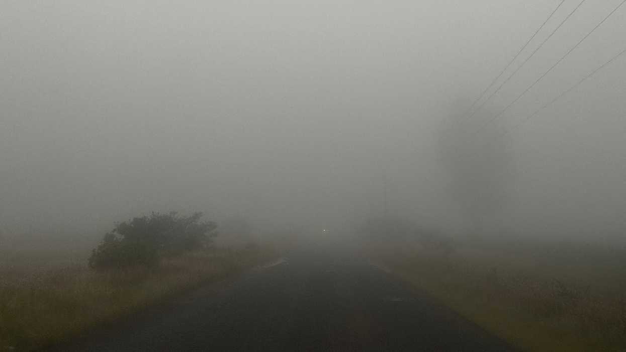 Carretera cubierta por niebla densa en Querétaro, estado con bajas temperaturas por el frente frío
