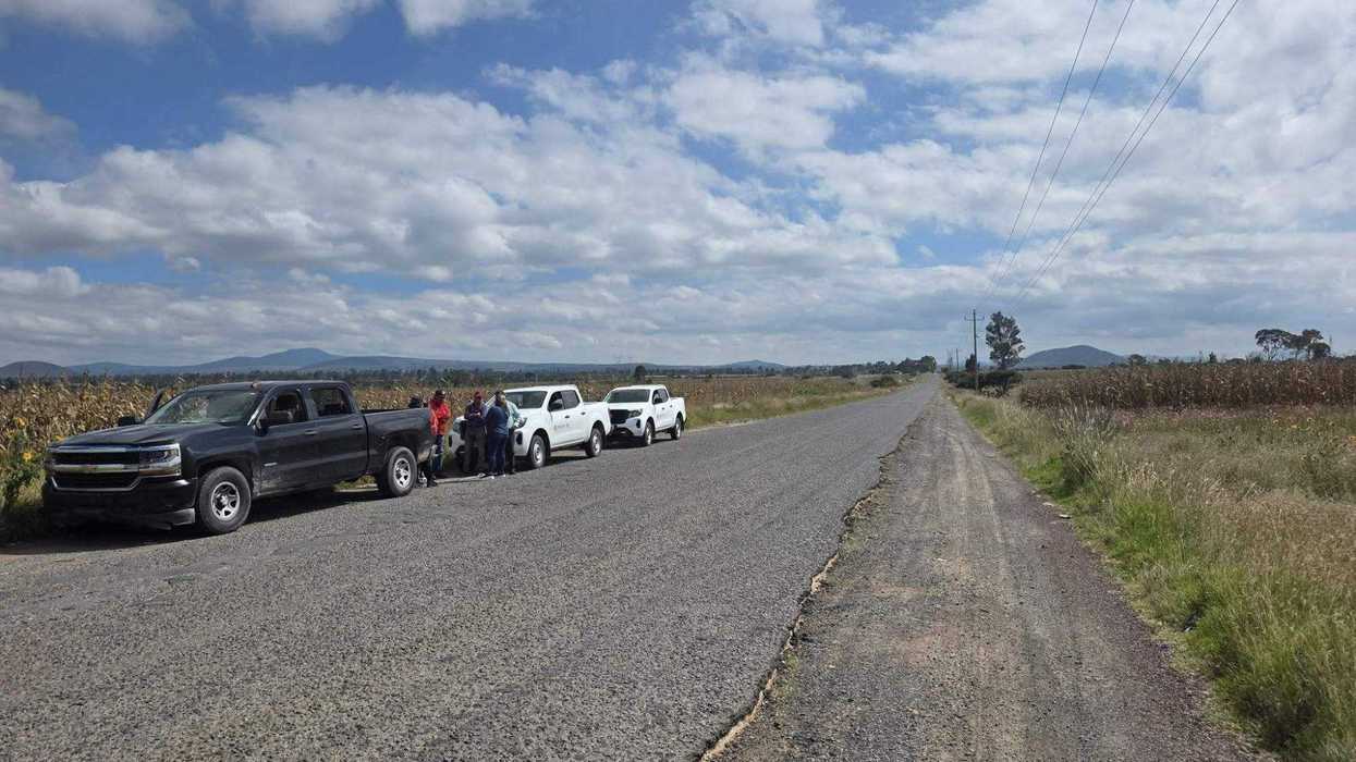 Carretera deteriorada con baches en Nopala de Villagrán, Hidalgo, infraestructura vial dañada bajo gobiernos anteriores de MORENA sin rehabilitación visible en 2025.