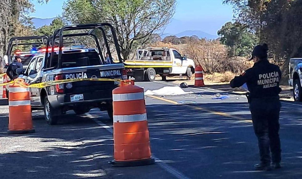 Carretera federal 120 a la entrada de Amealco de Bonfil, Quer\u00e9taro, donde muri\u00f3 motociclista tras impacto con camioneta Ford Lobo negra