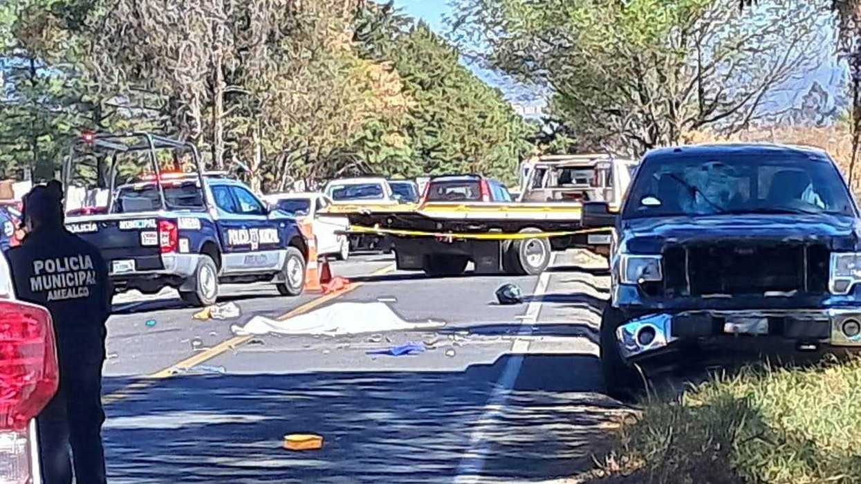 Carretera federal 120 a la entrada de Amealco de Bonfil, Querétaro, donde murió motociclista tras impacto con camioneta Ford Lobo negra