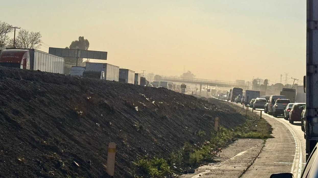 Carretera federal 57 a su paso por El Marqués Querétaro donde se advierten riesgos de colapso vial por obras del tren