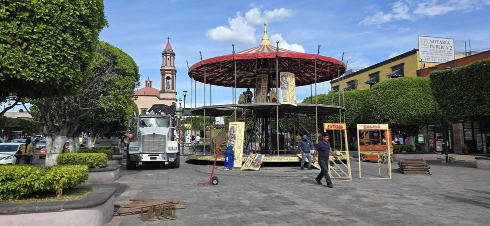 carrusel de dos pisos en montaje en el Jard\u00edn de la Familia, en el centro de San Juan del R\u00edo.