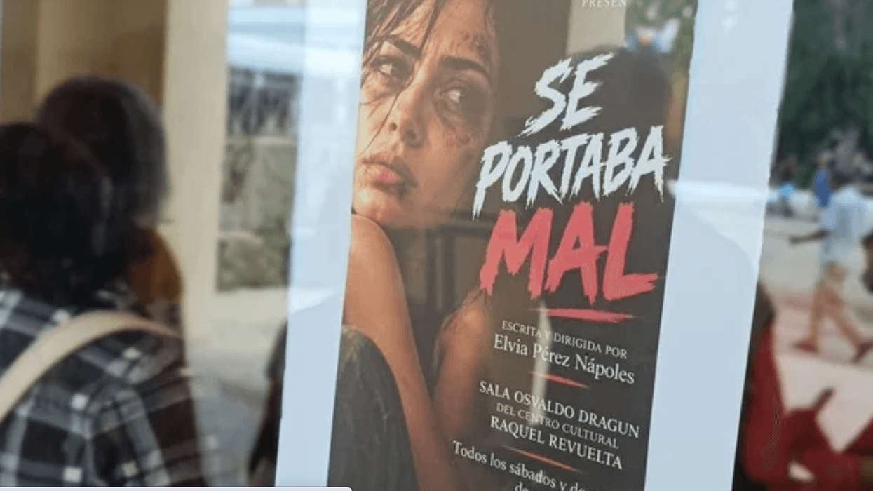 Cartel de la obra teatral “Se portaba mal”, escrita y dirigida por Elvia Pérez Nápoles, sobre la violencia contra las mujeres