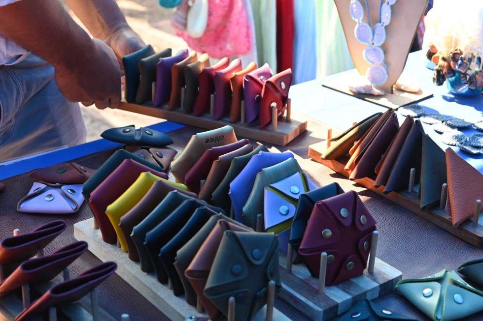 Carteras y monederos de piel artesanal en el Bazar Artesanal Ar Tai en el CEART de Quer\u00e9taro