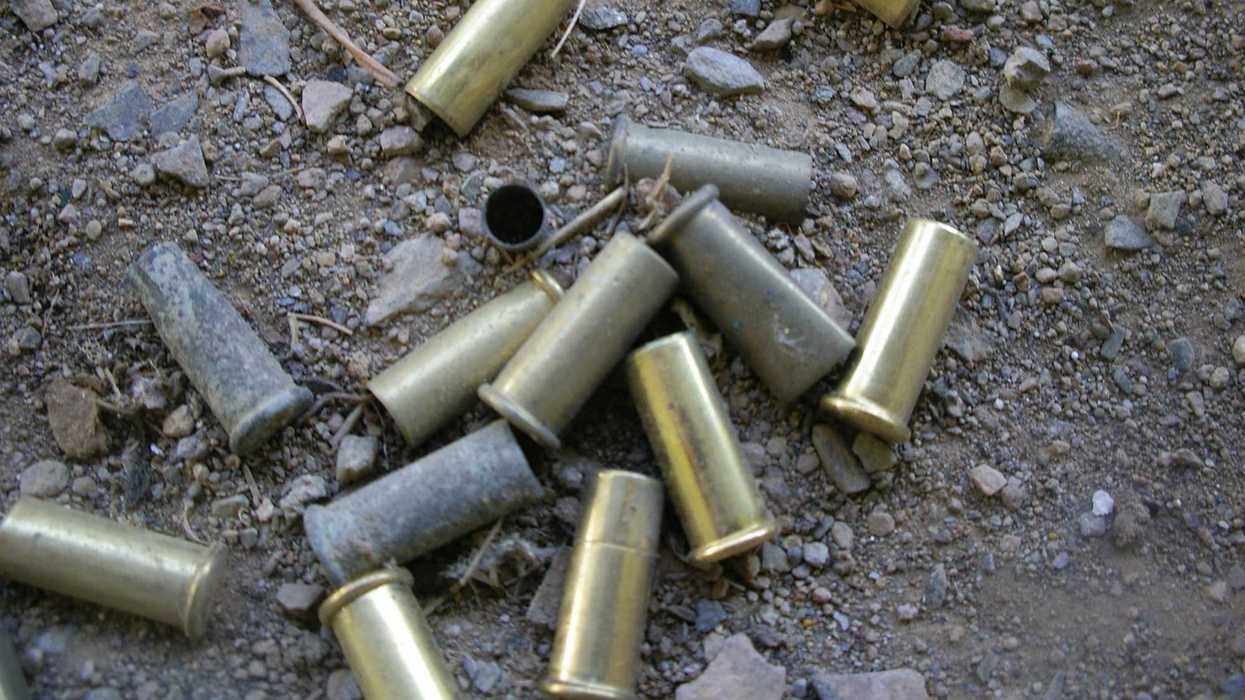 Casquillos percutidos de arma de fuego sobre terreno de grava, imagen relacionada con el enfrentamiento entre el Ejército Mexicano y civiles armados en Navolato, Sinaloa.