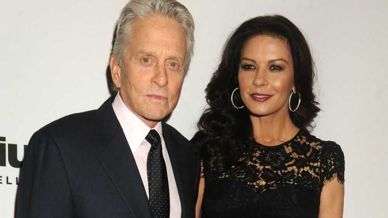 Catherine Zeta-Jones cree que ahora la gente no lucha por su matrimonio