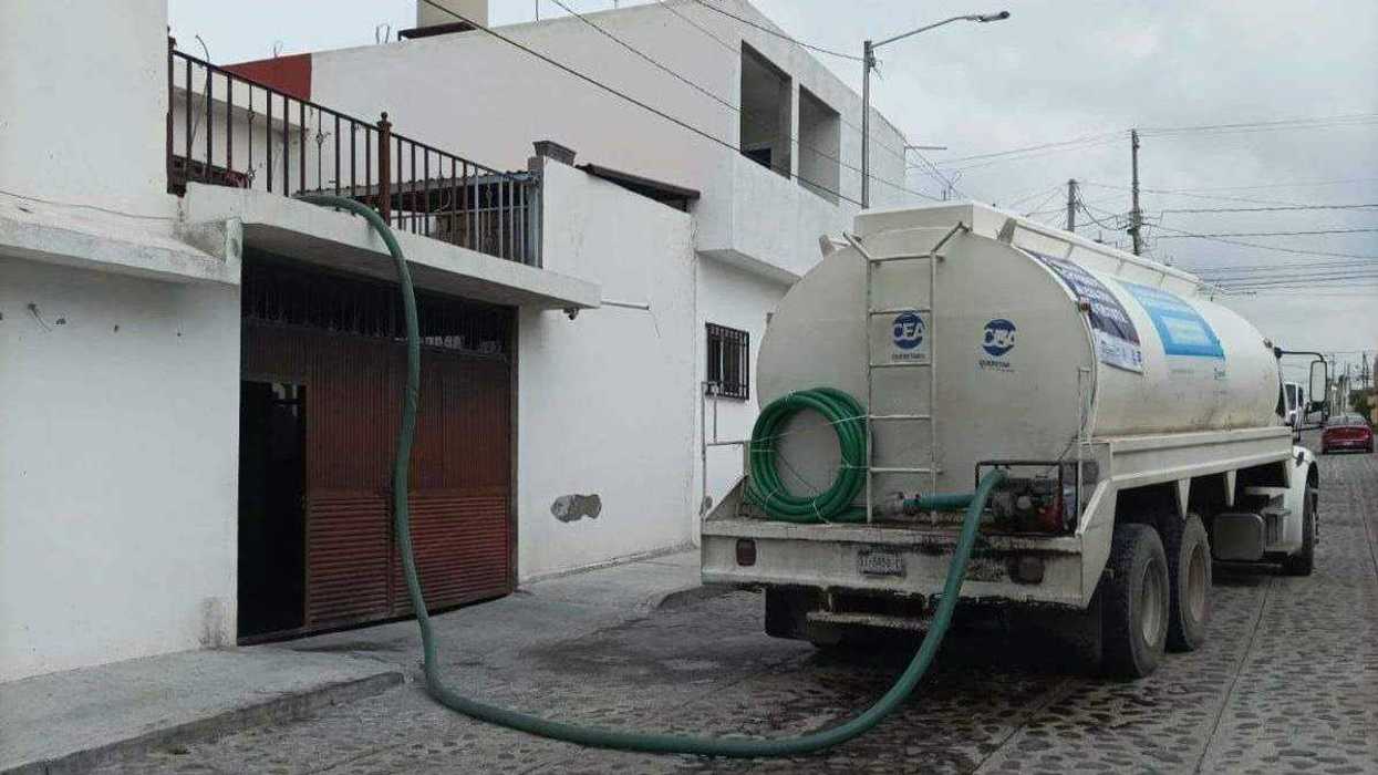 CEA reparte agua gratuita en pipas en Colinas de Menchaca. Foto: CEA.