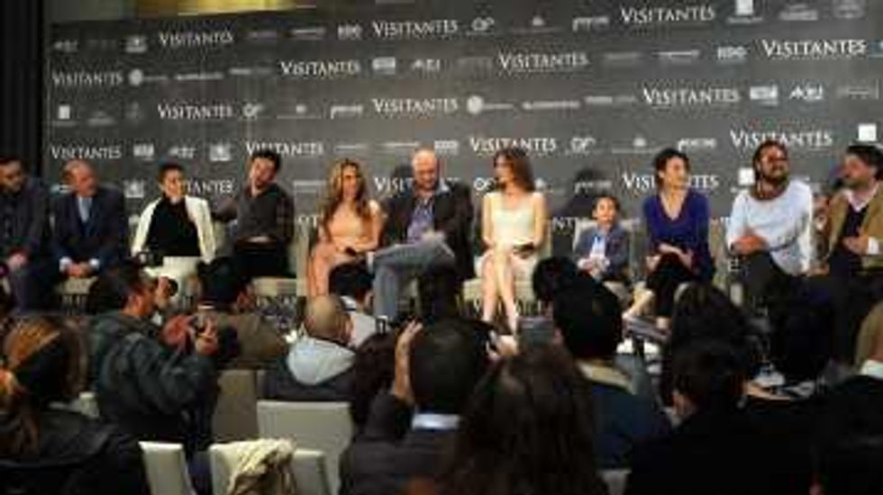 Celebran premier del filme "Visitantes" con alfombra gris.