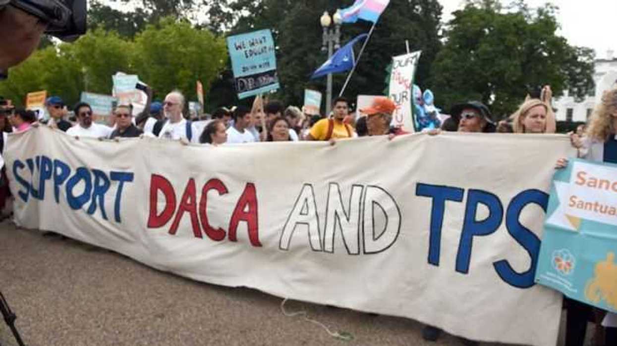 Centenares de soñadores se manifiestan frente a la Casa Blanca