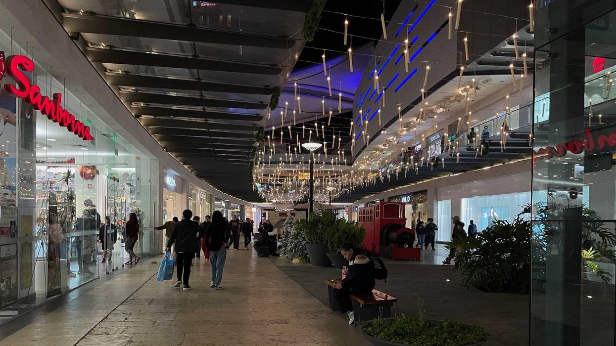 Centro comercial decorado en temporada decembrina en Querétaro con productos y ofertas navideñas.