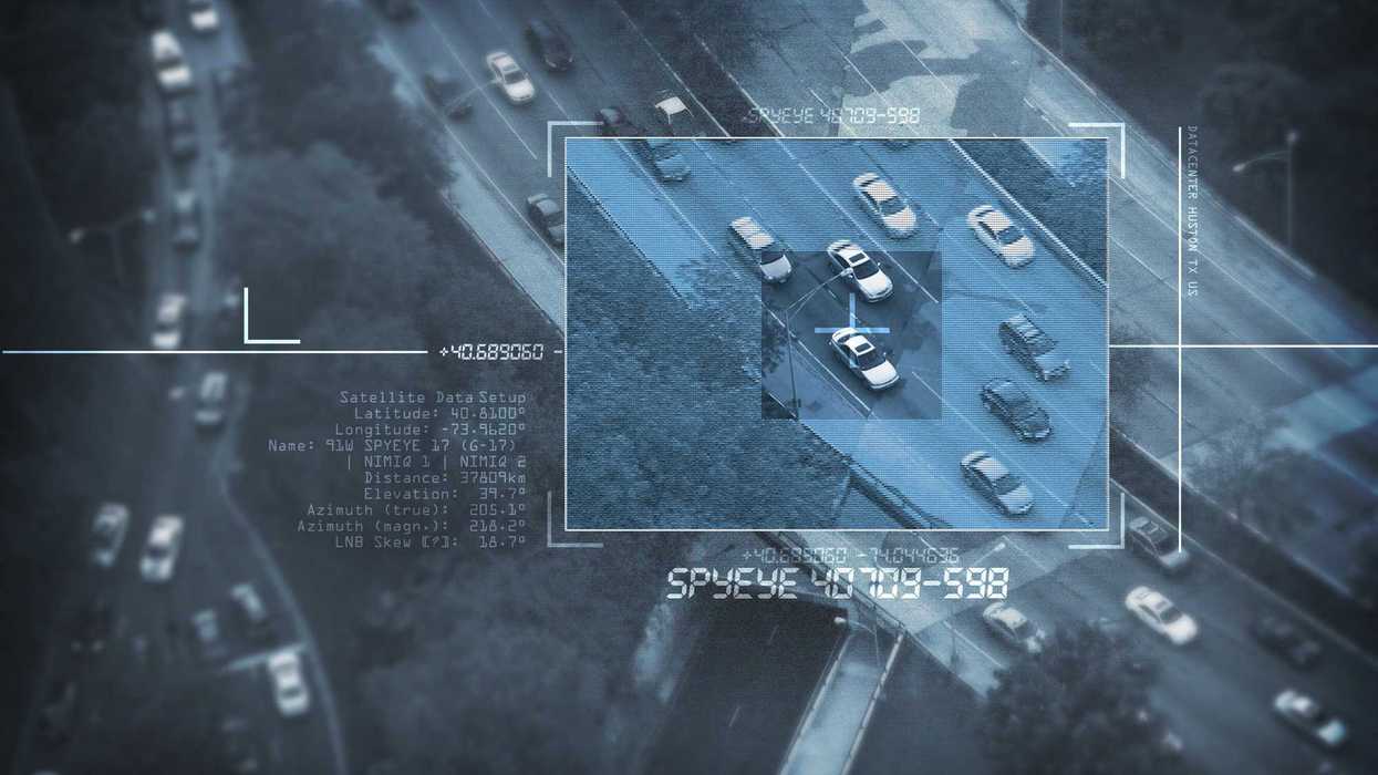 Centro de monitoreo C4 de San Juan del Río con pantallas de videovigilancia municipal mostrando inversión en seguridad tecnológica