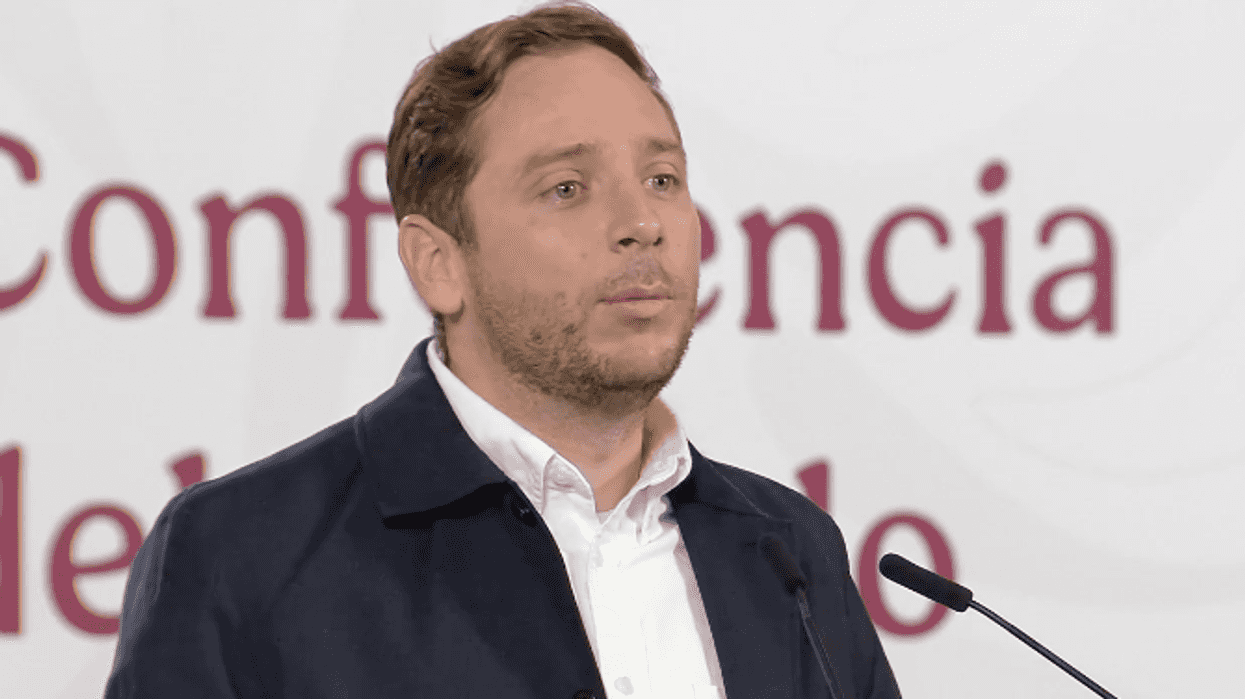 Centro de vacunación contra sarampión en México con personal de salud aplicando dosis a menores