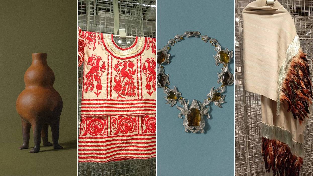Cerámica, indumentaria bordada, collar de filigrana con ámbar y rebozo con plumas que forman parte de la exposición Expanded Tradition de artesanía mexicana en Doha, Qatar