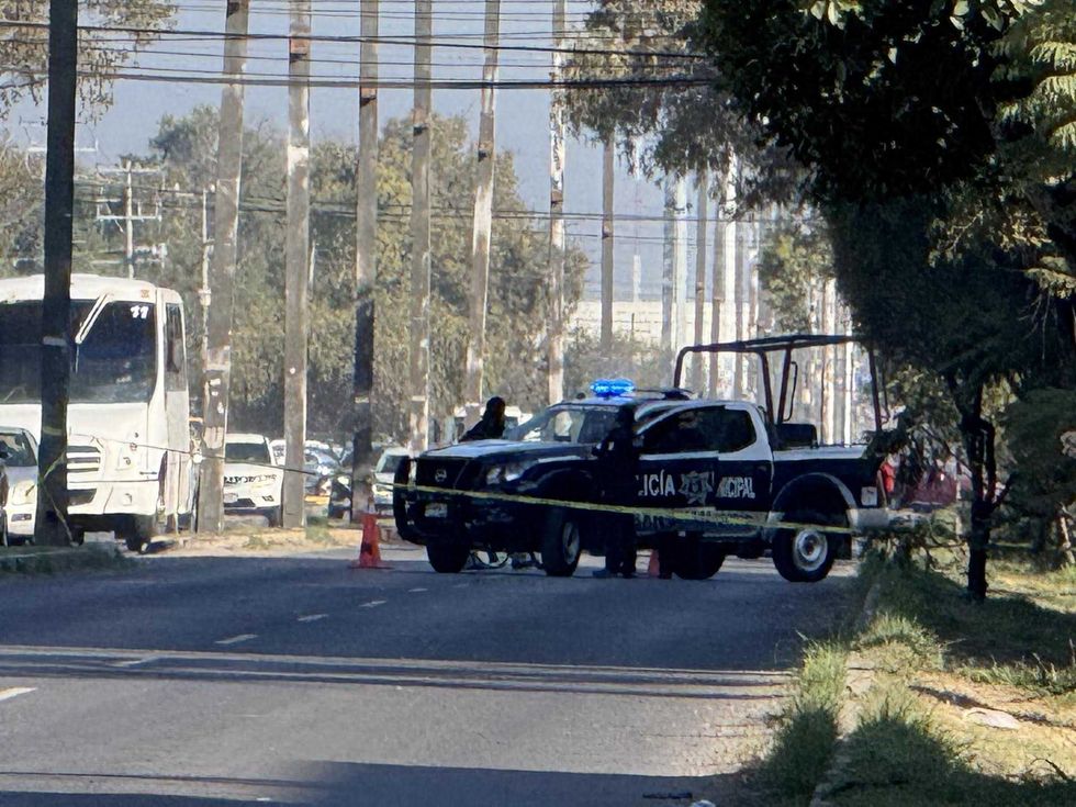 Cerco policiaco mantiene cerrada la circulaci\u00f3n sobre Constituyentes desde la madrugada en zona c\u00e9ntrica de San Juan del R\u00edo.