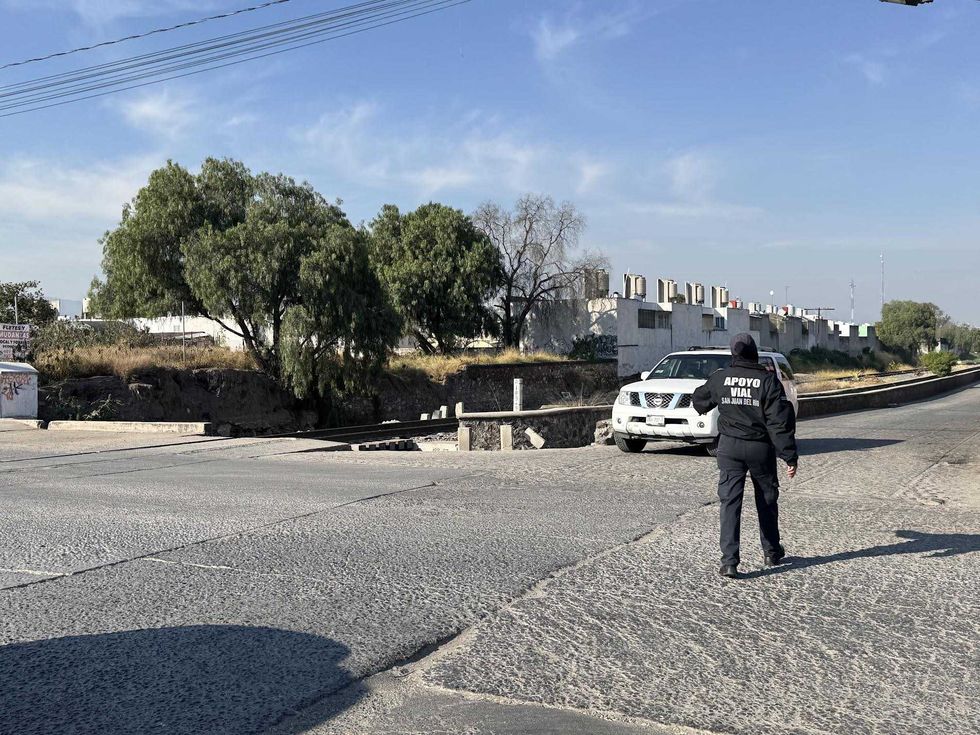 Cerco policiaco mantiene cerrada la circulaci\u00f3n sobre Constituyentes desde la madrugada en zona c\u00e9ntrica de San Juan del R\u00edo.