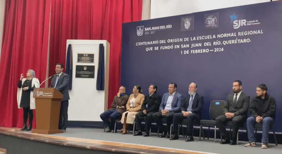 Ceremonia de develaci\u00f3n de placas conmemorativas del centenario de la Escuela Normal Rural en San Juan del R\u00edo Quer\u00e9taro