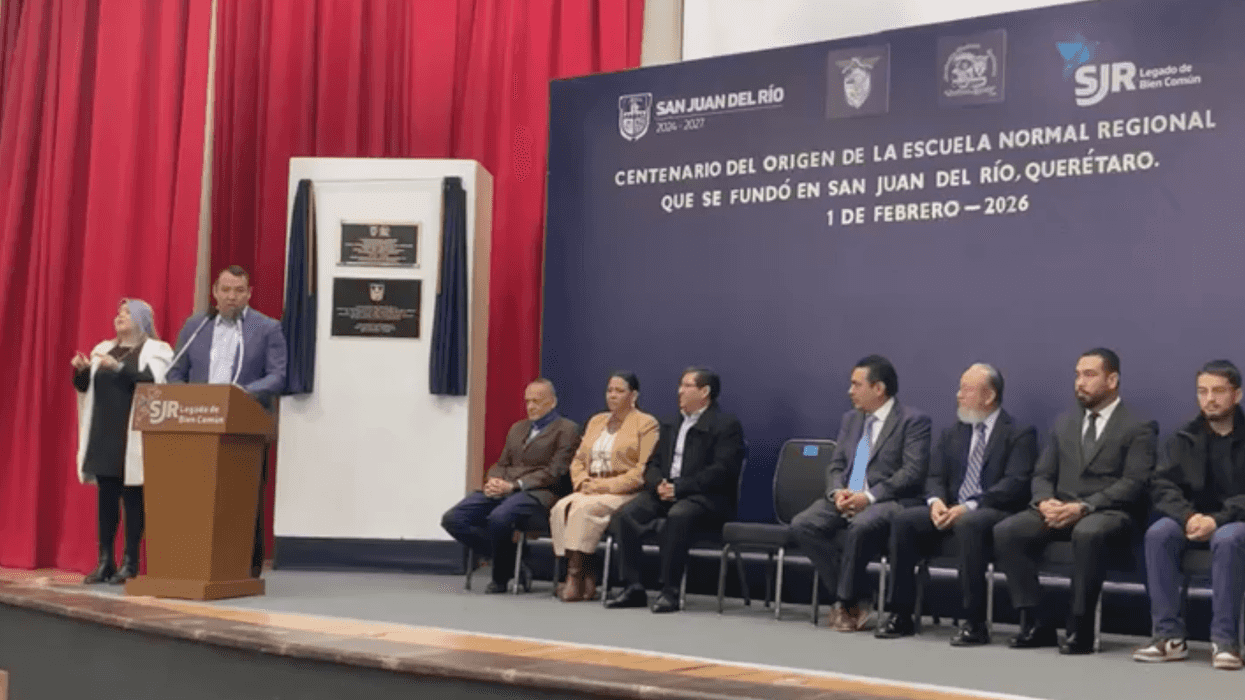 Ceremonia de develación de placas conmemorativas del centenario de la Escuela Normal Rural en San Juan del Río Querétaro