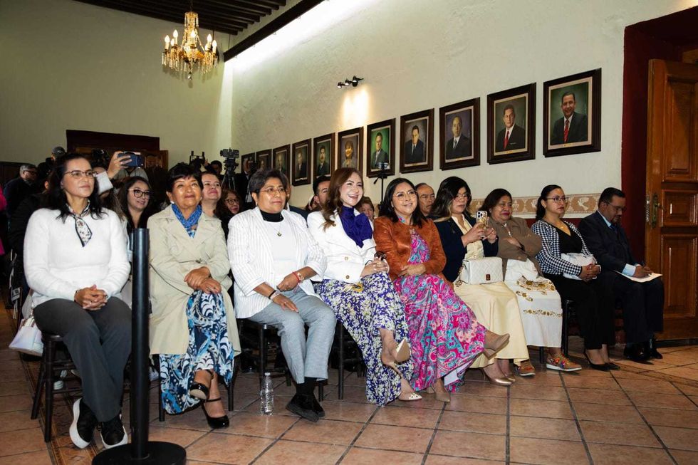 Ceremonia de entrega de la presea Sara P\u00e9rez Romero a tres mujeres en sesi\u00f3n de Cabildo de San Juan del R\u00edo, Quer\u00e9taro