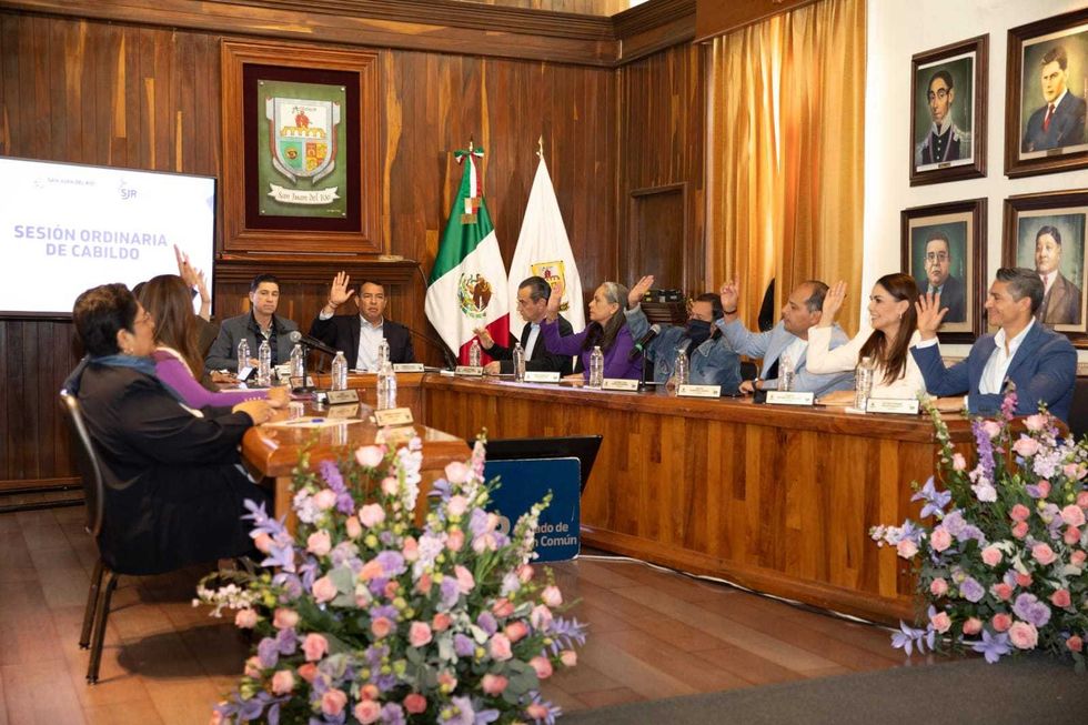 Ceremonia de entrega de la presea Sara P\u00e9rez Romero a tres mujeres en sesi\u00f3n de Cabildo de San Juan del R\u00edo, Quer\u00e9taro