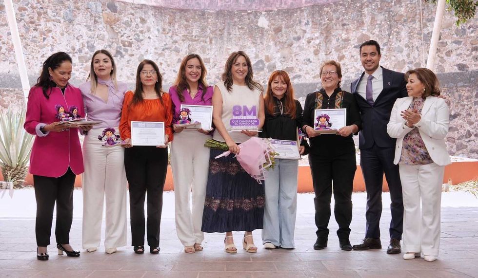 Ceremonia de reconocimiento a mujeres destacadas en el municipio de Quer\u00e9taro durante la segunda edici\u00f3n del premio 8 Mujeres que Cambiaron el Rumbo