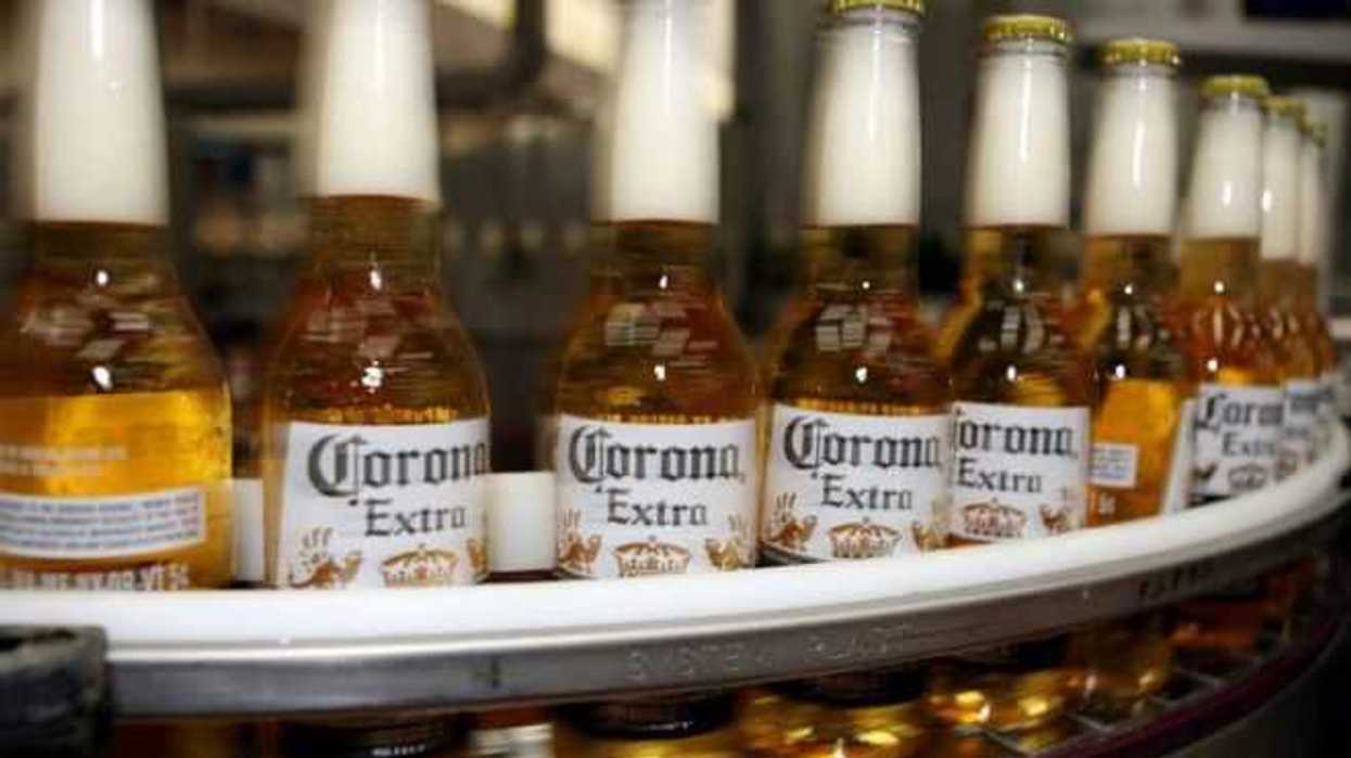 Cervecera dueña de marca Corona se fusionaría con SABMiller. FOTO/ESPECIAL