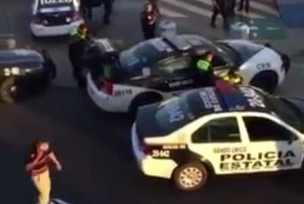 cesan policias fueron exhibidos guardando mercancia patrullas 1