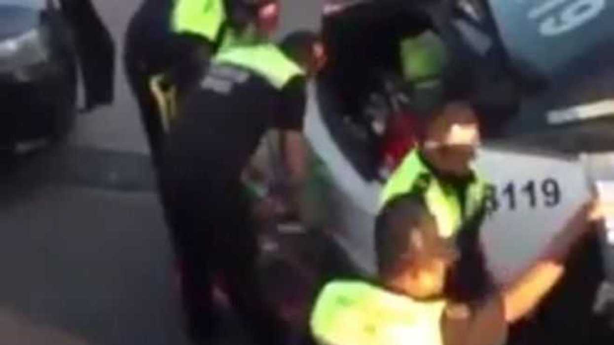 cesan-policias-fueron-exhibidos-guardando-mercancia-patrullas