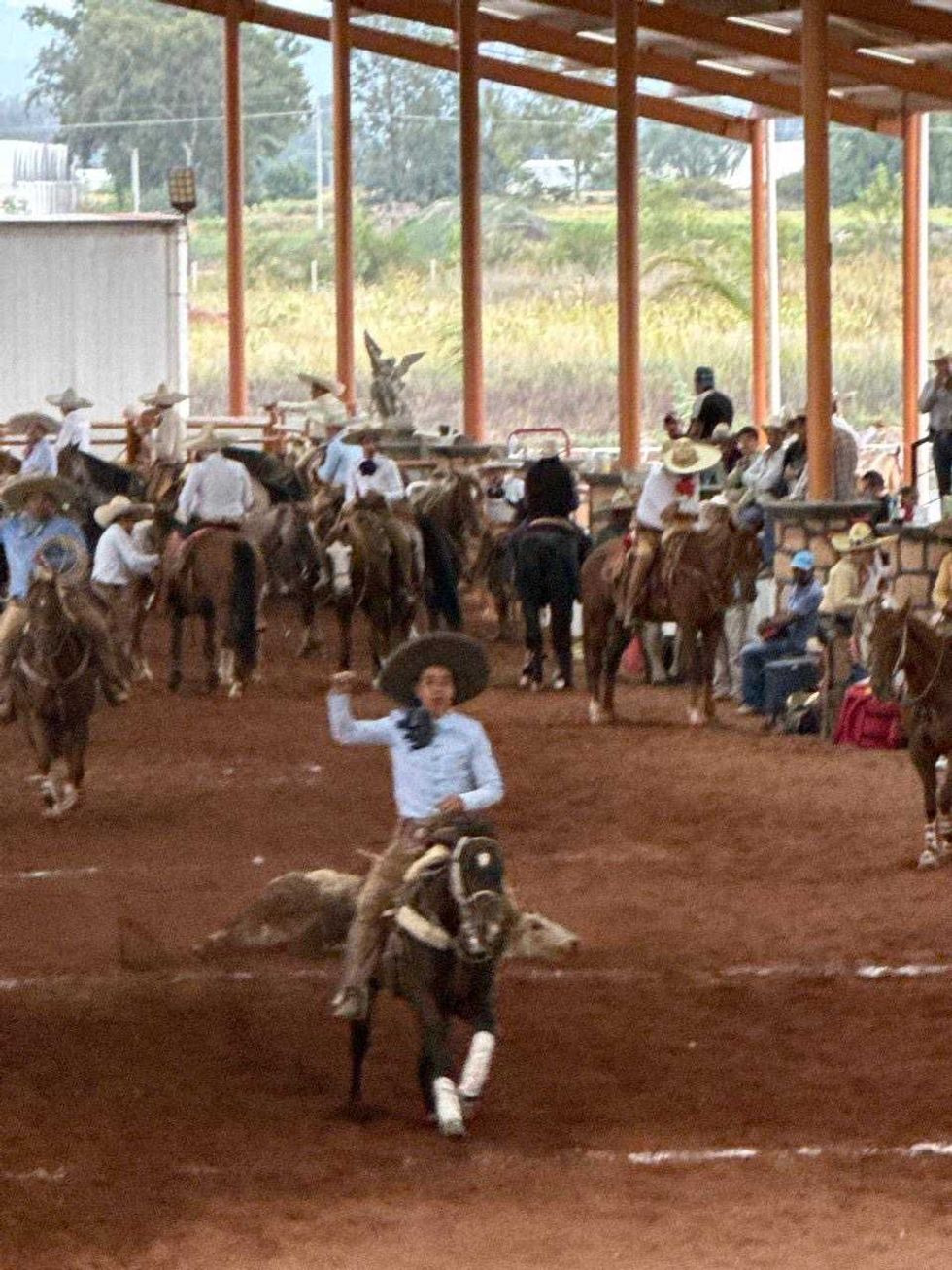 Charro a caballo recorre el ruedo del Lienzo Charro JESAR durante la charreada en San Juan del R\u00edo