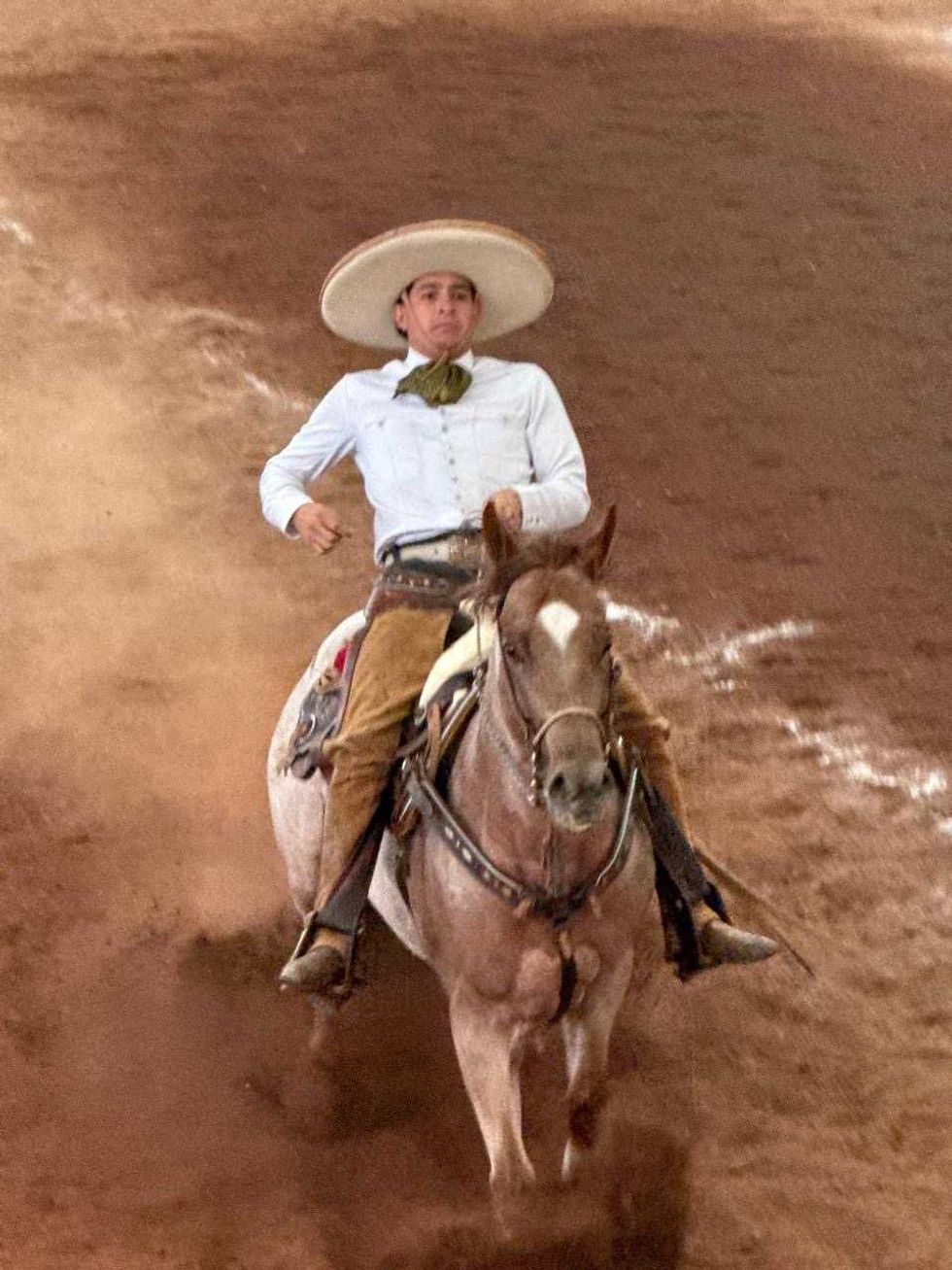 Charro monta a caballo ante jinetes en el ruedo del Lienzo Charro JESAR, San Juan del R\u00edo