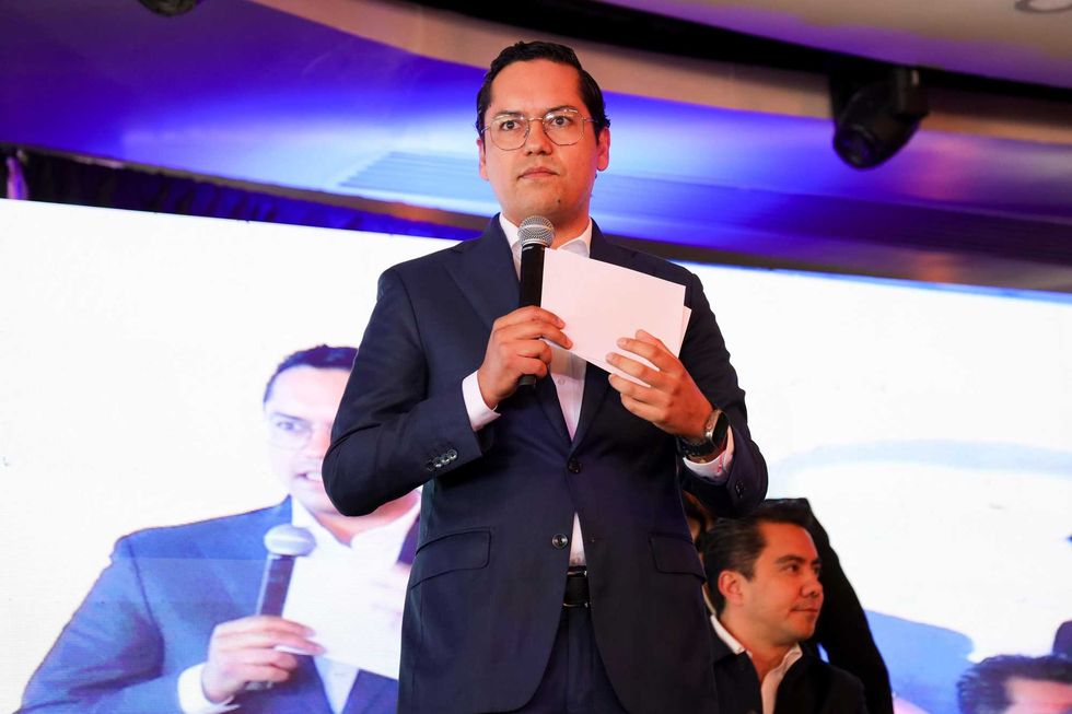 Chepe Guerrero conversa con otro alcalde del panel durante el Foro de Vivienda CANADEVI 2026 en Quer\u00e9taro.