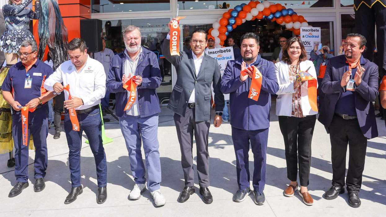 Chepe Guerrero corta cinta inaugural del Súper Chedraui Corregidora en Boulevard Metropolitano; inversión de 110 millones genera 200 empleos.